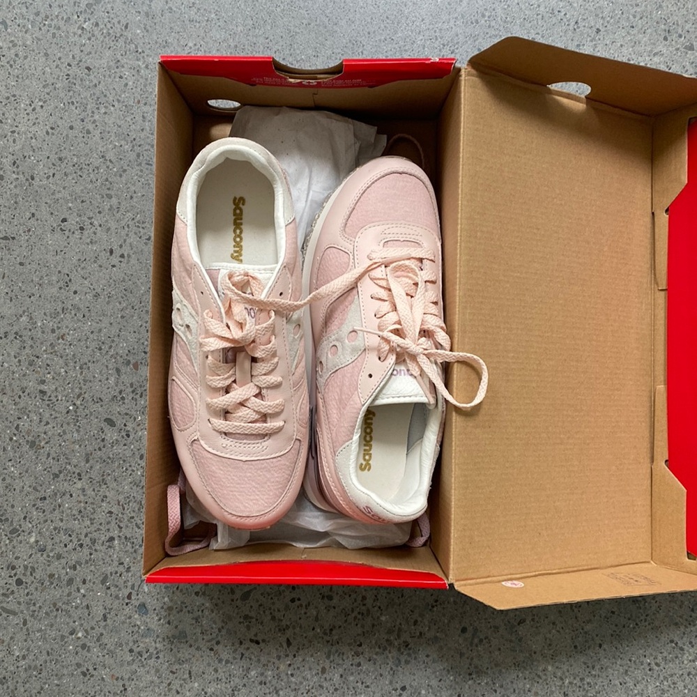 Saucony sneaker NEW never worn, with original box